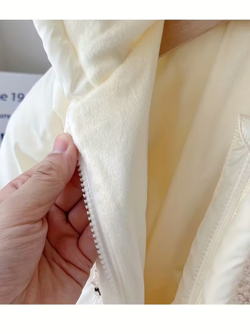 Körpə Qız Qış Paltosu – Kapüşonlu, Ayıcıq Naxışlı, Qalın Fleece Astarlı, Uzun Qol, Ön Ciblər, Kontrast Haşiyəli, İsti və Rahat Qış Geyimi