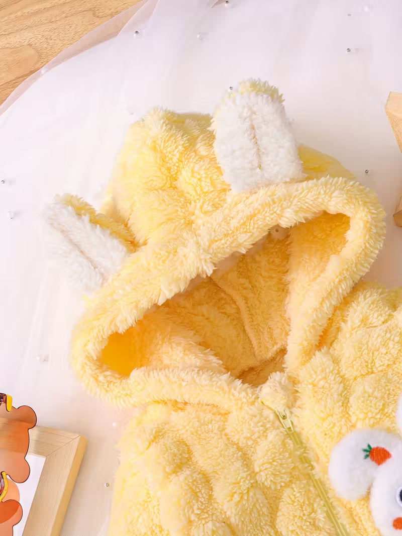 Körpələr üçün Yumşaq Sarı Kapüşonlu Kombinezon – Tovuzlu Dizayn & Pasxa üçün İdeal