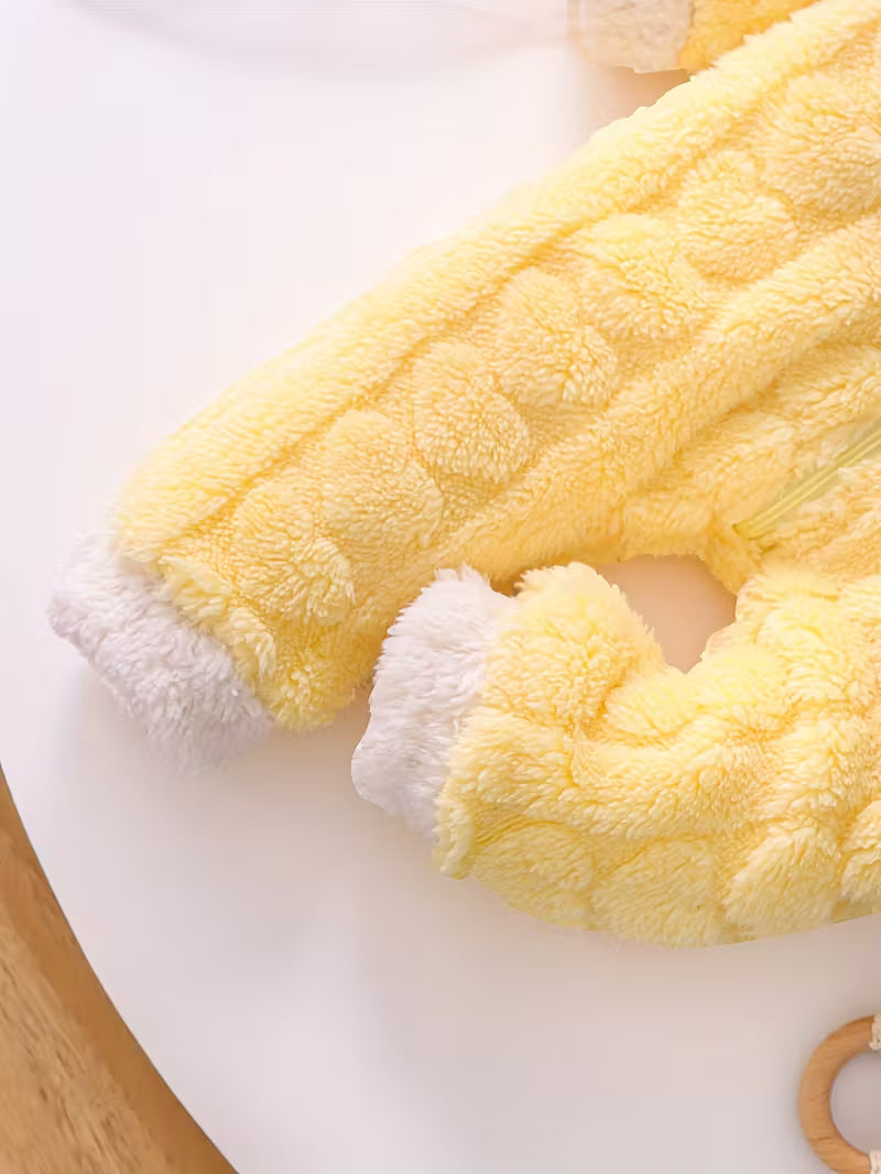 Körpələr üçün Yumşaq Sarı Kapüşonlu Kombinezon – Tovuzlu Dizayn & Pasxa üçün İdeal