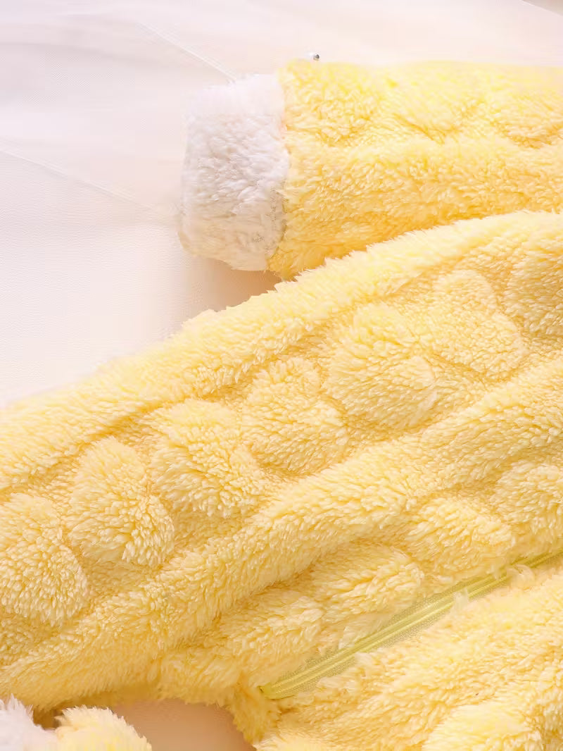 Körpələr üçün Yumşaq Sarı Kapüşonlu Kombinezon – Tovuzlu Dizayn & Pasxa üçün İdeal