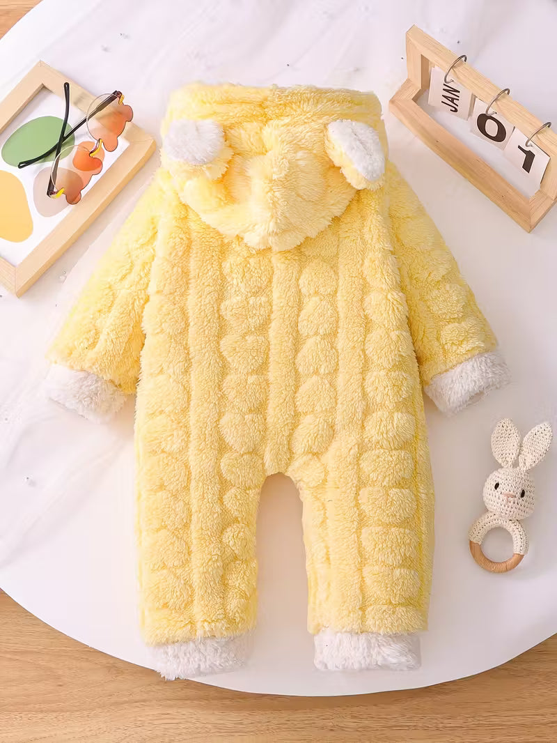 Körpələr üçün Yumşaq Sarı Kapüşonlu Kombinezon – Tovuzlu Dizayn & Pasxa üçün İdeal