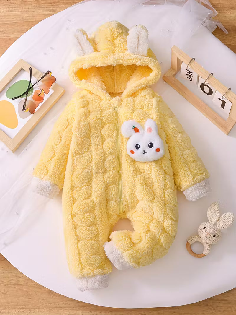 Körpələr üçün Yumşaq Sarı Kapüşonlu Kombinezon – Tovuzlu Dizayn & Pasxa üçün İdeal
