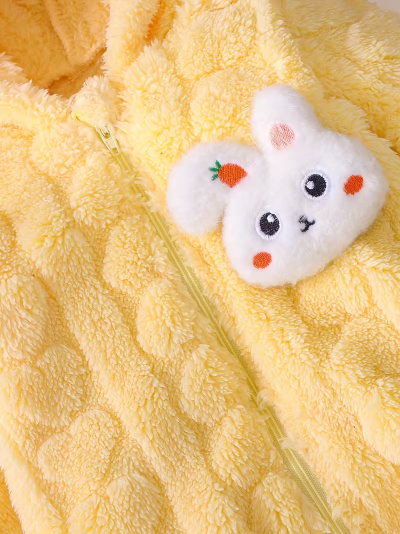 Körpələr üçün Yumşaq Sarı Kapüşonlu Kombinezon – Tovuzlu Dizayn & Pasxa üçün İdeal